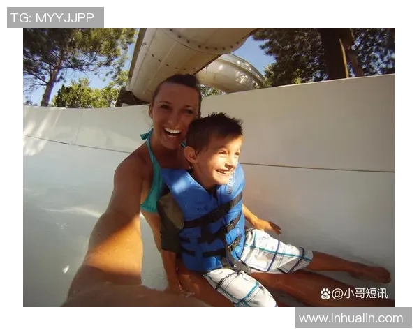 足球明星与白人妻子甜蜜生活瞬间大揭秘，感受他们的幸福与温馨时光